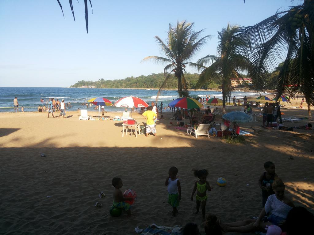 Hotel La Uvita 利蒙港 外观 照片